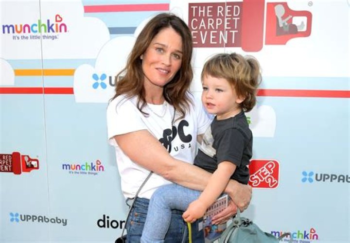 Vid&eacute;o Robin Tunney et son fianc&eacute; Nicky Marmet arrivent &agrave; Orly le 14