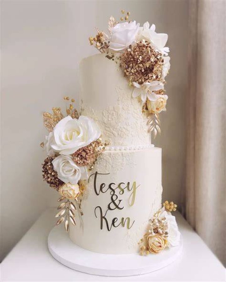 white and gold cake Ideas de pastel de cumplea&ntilde;os, Tarta de a&ntilde;o nuevo
