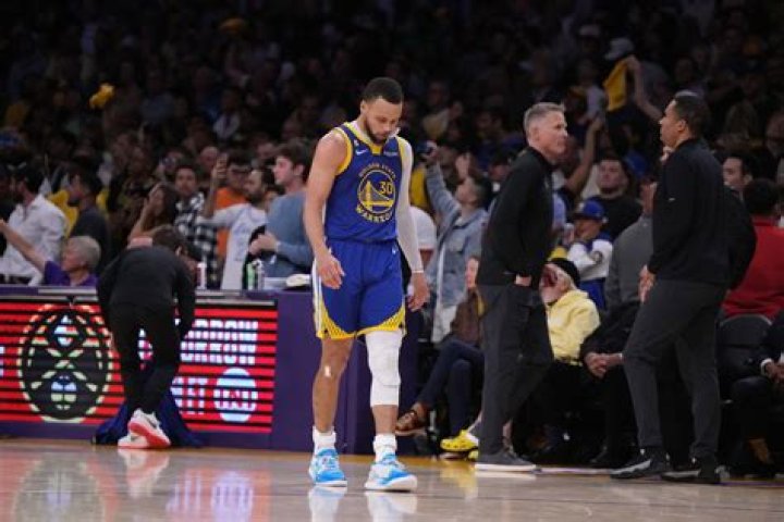 “WTF Who Hurt Him”: Months After Girlfriend Cheating Rumors Saga, Dark Cloud
Towers Over Stephen Curry’s Teammate Leaving Dubnation Troubled